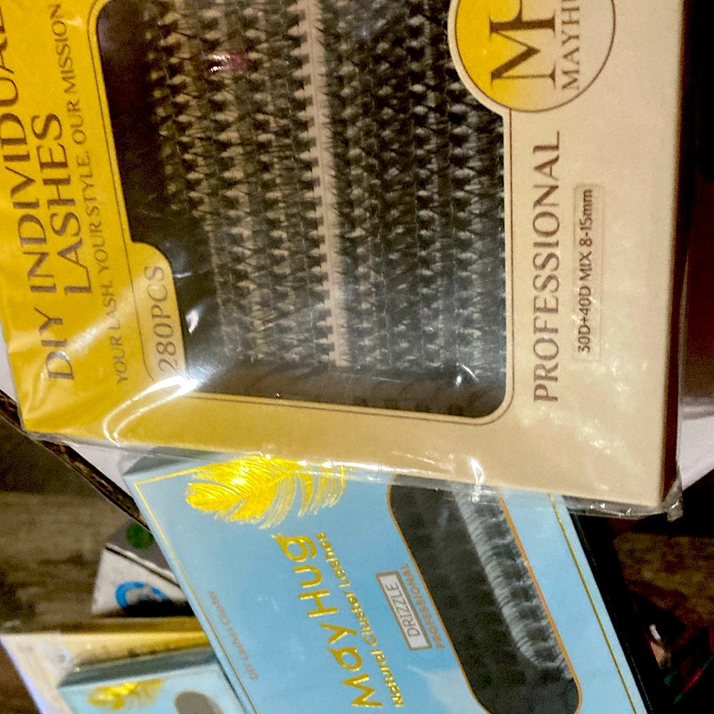 Lashes only the 1 yellow box is available at a reduced price, the rest are sold.